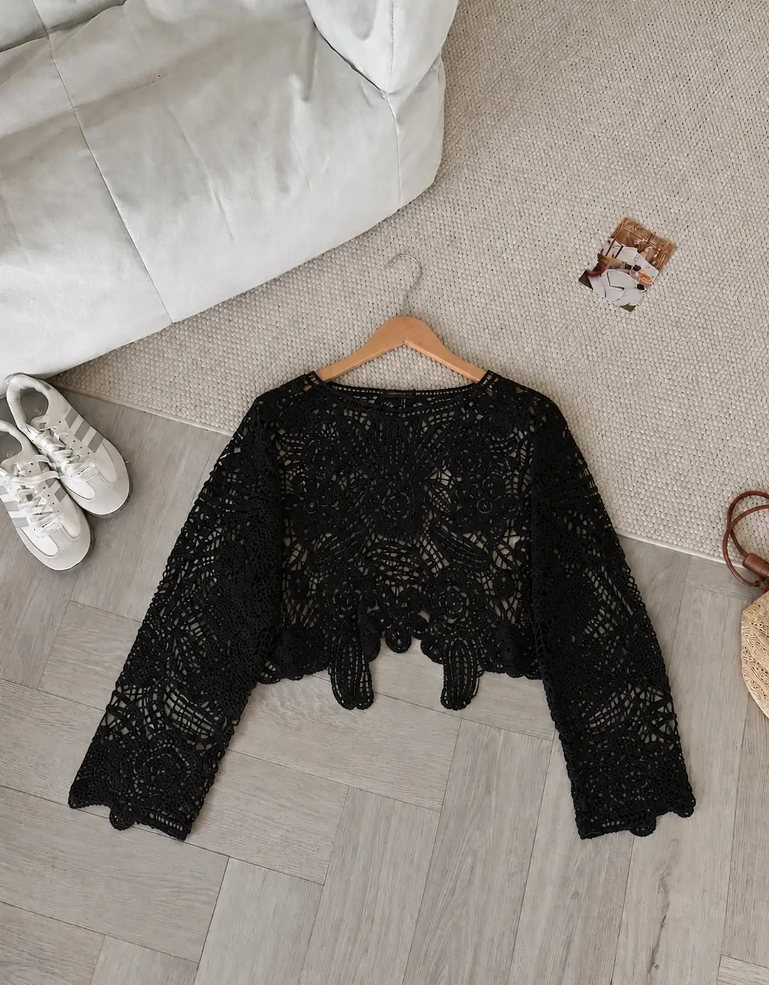 Ürün görseli: Romantik Çiçek Dantelli Crop - Siyah